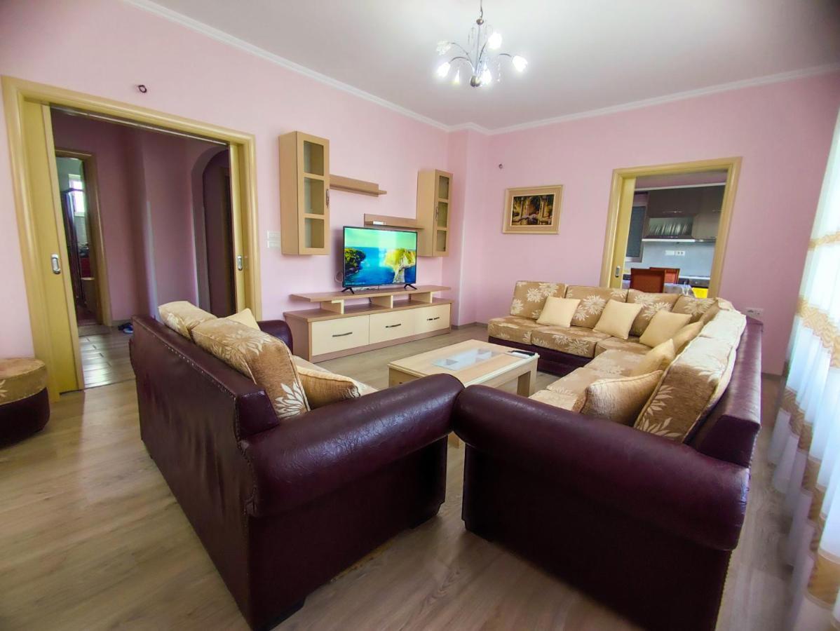 Cheerful 2 Bedroom With Free Parking. *