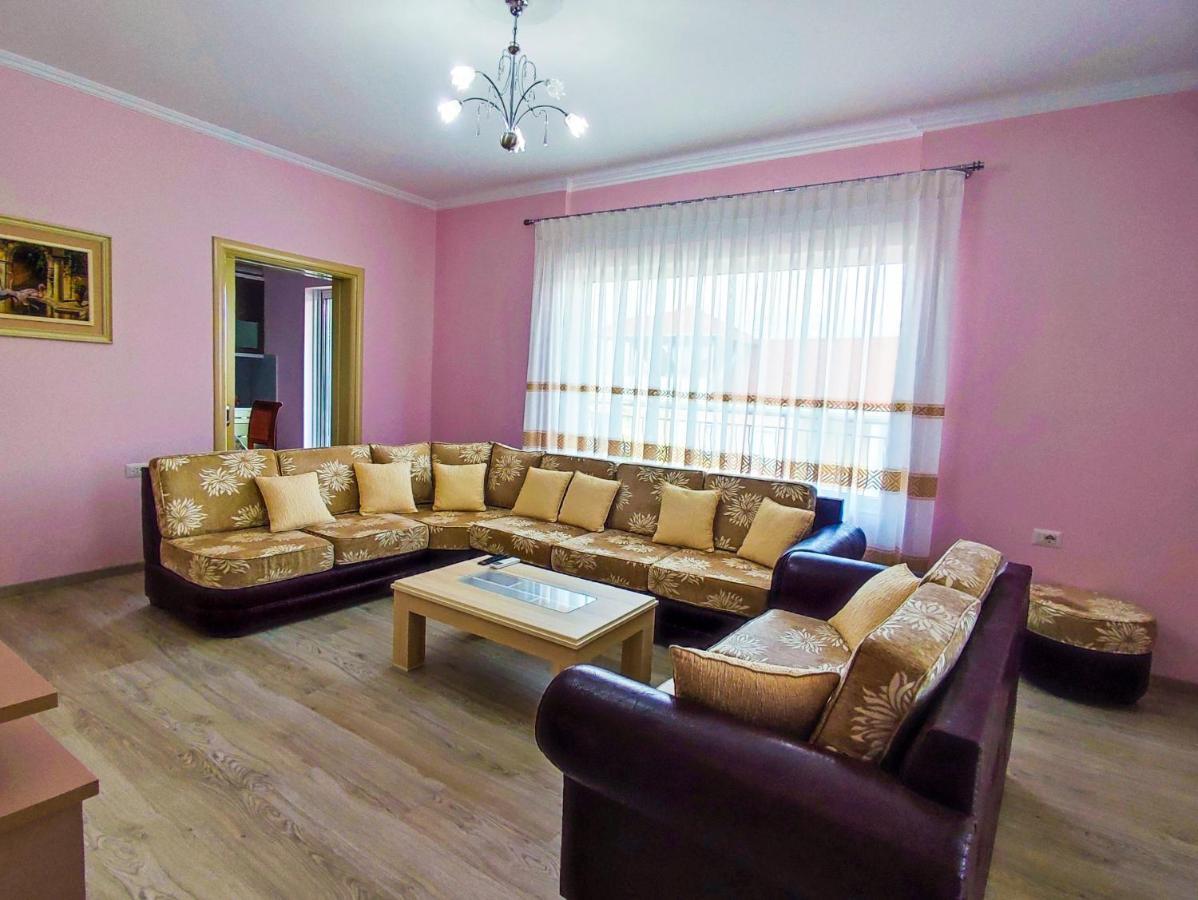 Cheerful 2 Bedroom With Free Parking. Gjirokastër