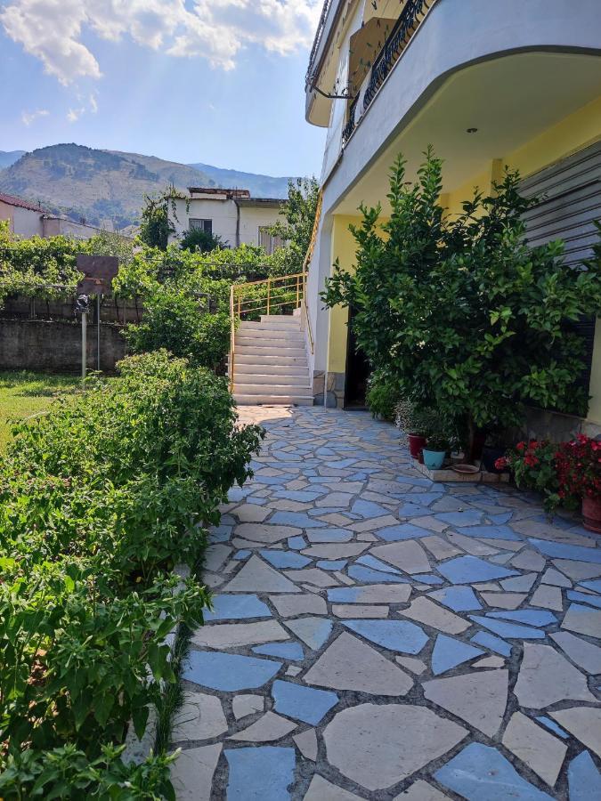 Appartamento Cheerful 2 Bedroom With Free Parking. Gjirokastër